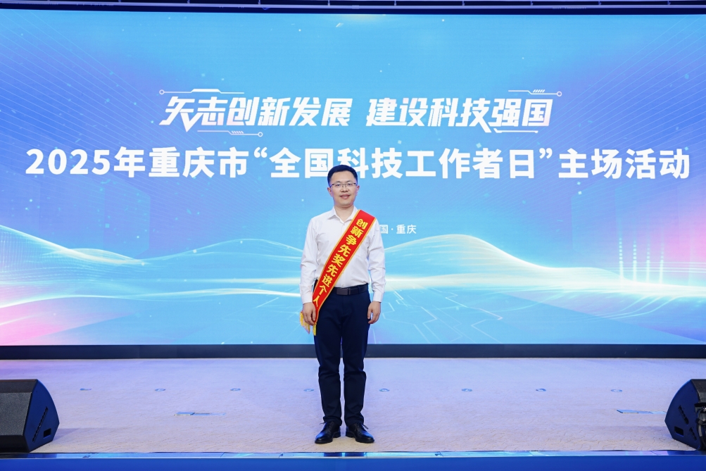 杨德敏.jpg 杨德敏.jpg